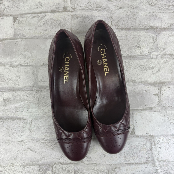 Chanel Burgundy Quilted Leather Scallop Detail CC Block Heel Pumps Size 40 US 10 - Picture 2 of 11